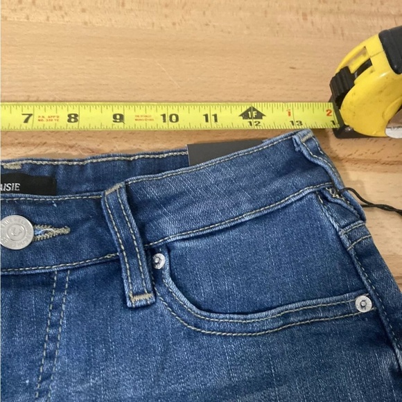 True Religion Maisie Hi-rise Denim Shorts Raw Hem Medium Wash Size 28 - Picture 11 of 12
